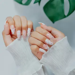 흰색 바탕에 분홍 하트 포인트 네일